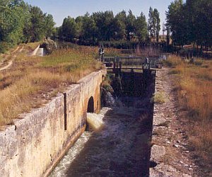 Esclusa 3 del Canal de Castilla a su paso por Castil de Vela