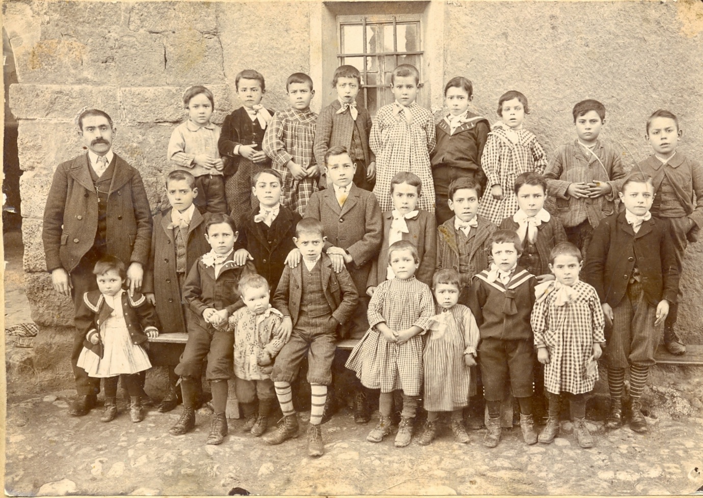 47-Niños  Castil 1908